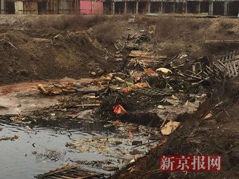 探访河北廊坊污水渗坑:白色黑色绿色污水相互拼接