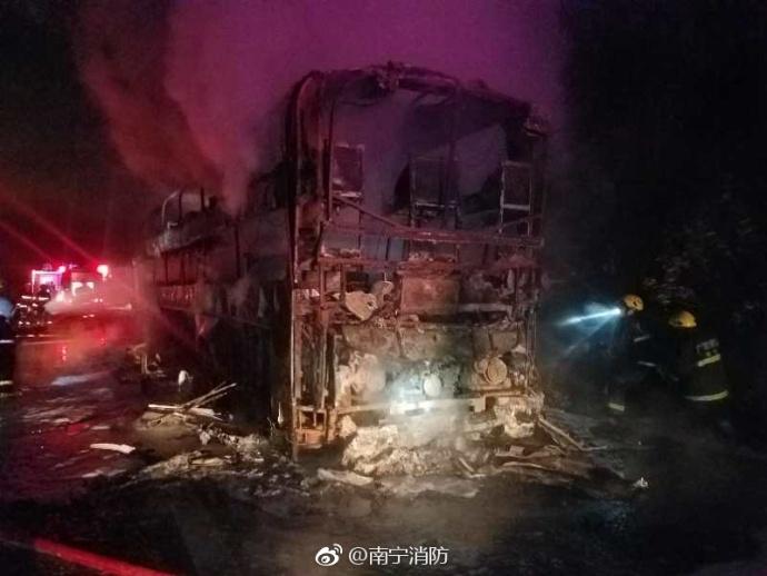 广西南宁外环高速一辆载34人客车起火 致1死12伤