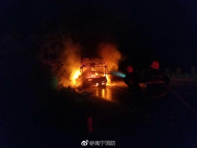 广西南宁外环高速一辆载34人客车起火 致1死12伤