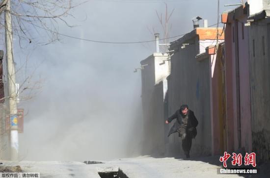 据法新社援引阿富汗内政部消息，当地时间12月28日，阿富汗首都喀布尔西区发生多起爆炸，造成至少40人死亡，30人受伤。图为喀布尔的一个什叶派文化中心发生了第三次爆炸，一名男子从浓烟中逃出。