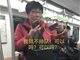 北京一大妈掏红色证件打人地铁不排队