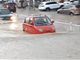 贵阳突降暴雨车开成船 外卖哥雨中飞驰