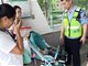 妈妈为发传单把婴儿放地铁口:站口有监控 不会有事的