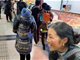 四川年轻妈妈春节期间背1岁娃跨千里打工
