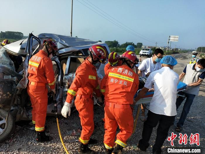 广西南宁一面包车与大货车相撞致5人遇难