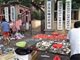 青岛为刺激地摊经济让摊位摆城管局门口?官方回应