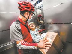 武汉一快递员腰系脑瘫女儿送快递 被称袋鼠爸爸