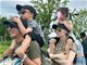 撒贝宁夫妇带儿女骑行 妻子白到发光